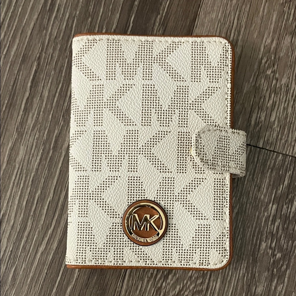 Passport Michael Kors Cream Monogram Card Holder